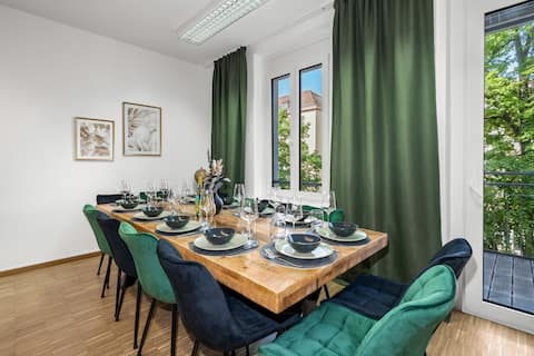 Leistungsstarkes Airbnb: DND City 1 | 152 m² | Center | 3 Parking | Balcony in Würzburg