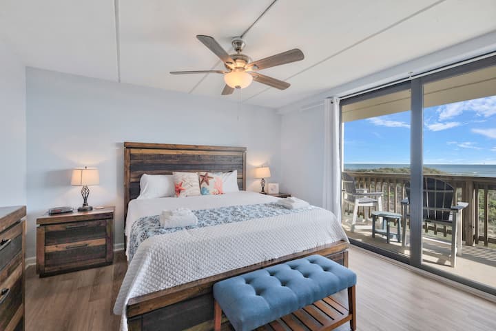 Réveillez-vous au son de la brise marine dans votre chambre paisible, où le confort côtier rencontre le charme rustique et où votre balcon privé vous invite à prendre votre café du matin en profitant d'une vue imprenable sur la mer.