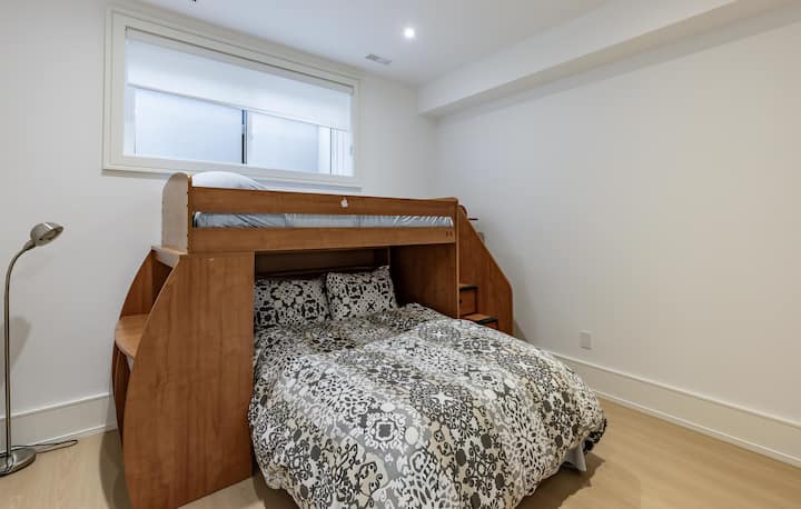 Acogedor dormitorio con litera versátil para la comodidad de la familia