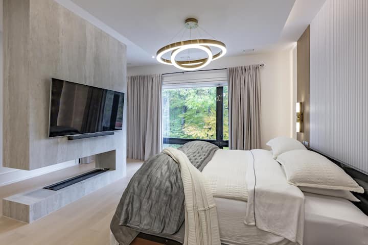 Moderno refugio de dormitorio con serenas vistas al jardín y diseño elegante