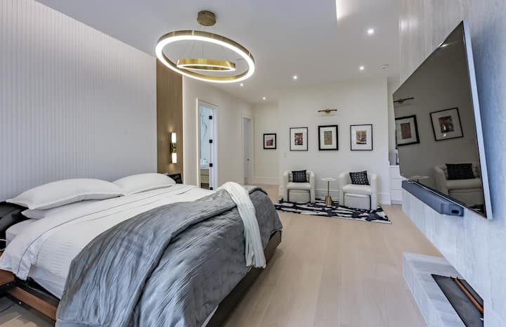 Moderno refugio de dormitorio con diseño elegante y ambiente acogedor