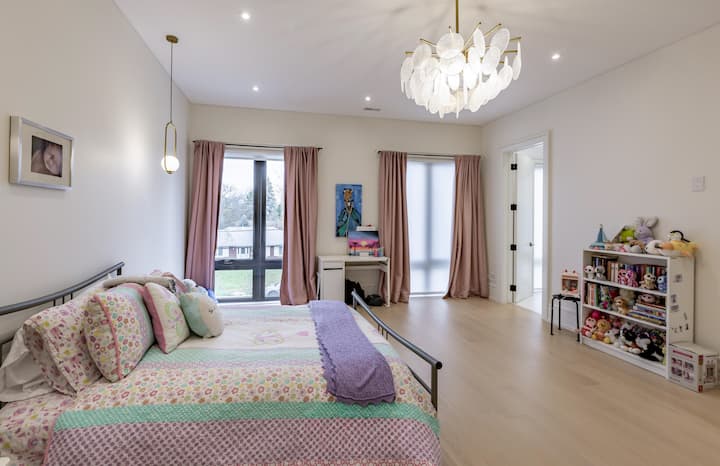 Habitación luminosa y acogedora con acceso al balcón y elegante candelabro