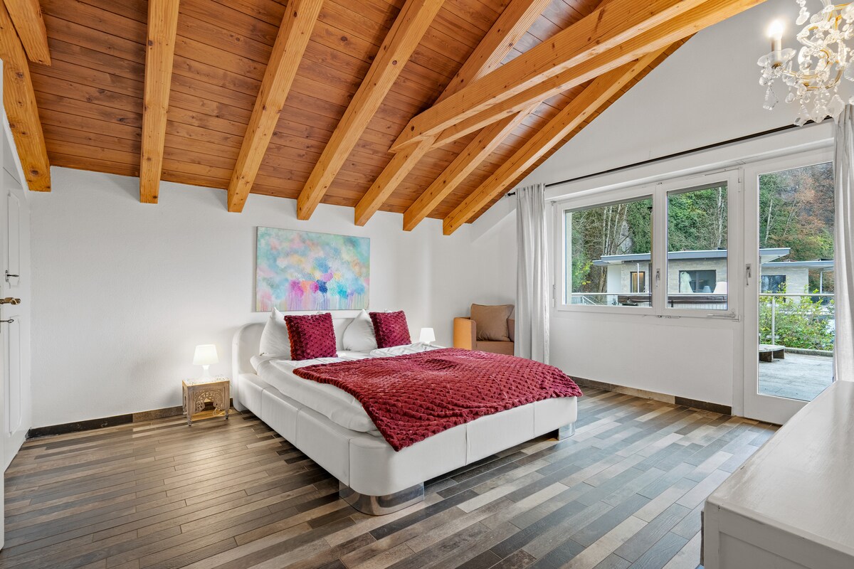 Cama muy acogedora con vistas al exterior.