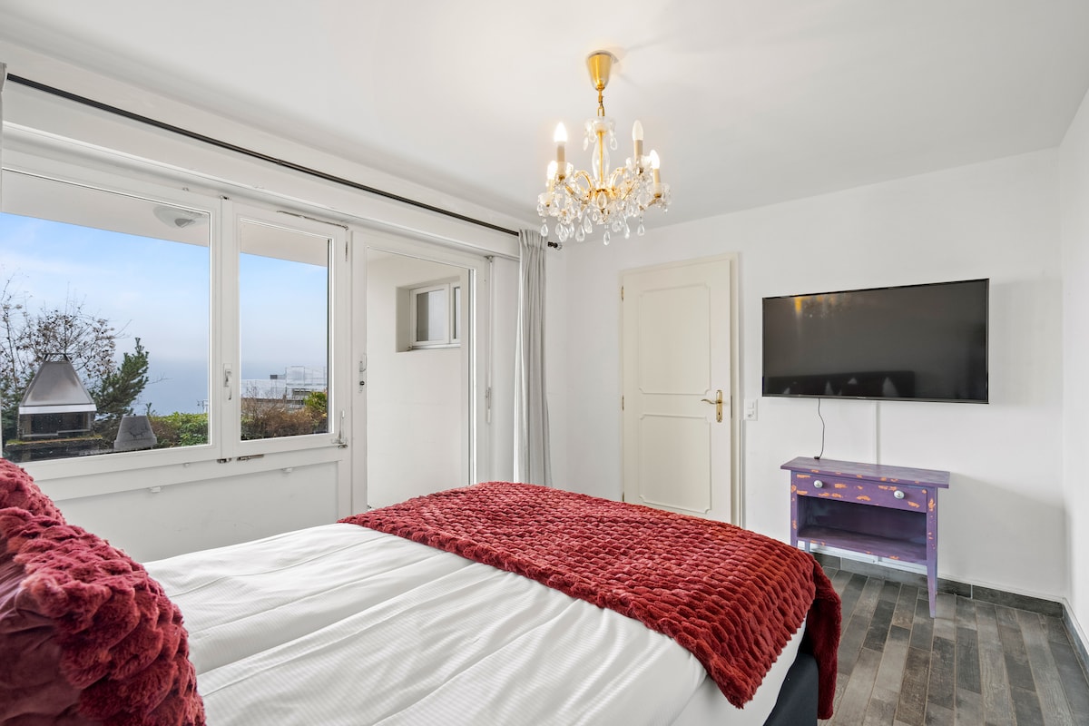 Dormitorio con vistas que incluye acceso al jardín.