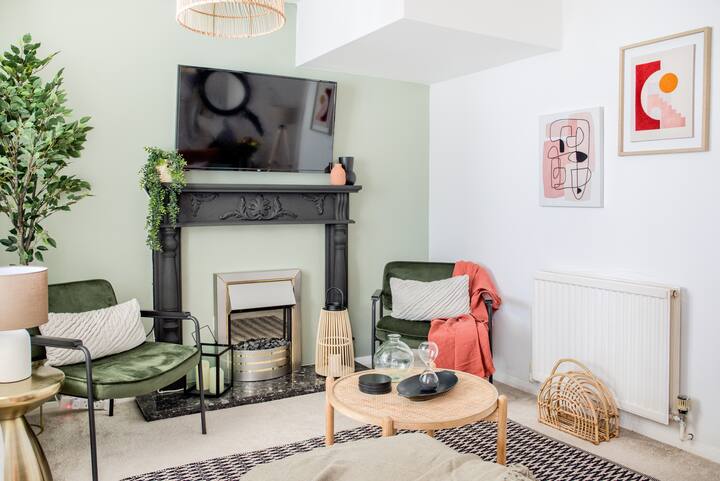 3 Br Coventry Home | Family Stay |Driveway Parking - Coventry