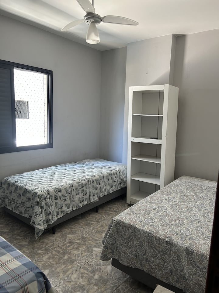 Habitación 3, tres camas individuales, con ventilador de techo.