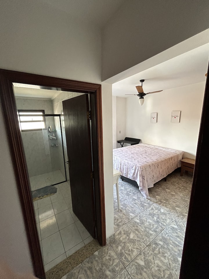 Dormitorio 2, suite, una cama doble queen y baño privado, con acceso al balcón