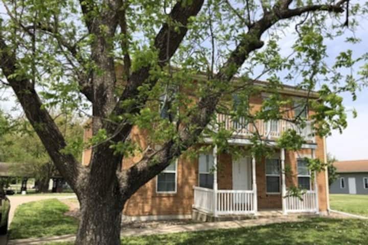 Mulholland Mansion Sleeps 28 - Nauvoo, IL