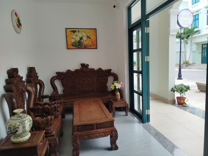 9 საძინებლიანი დიდი აგარაკი ზღვასთან და საცურაო აუზთან ახლოს — სურათი 1