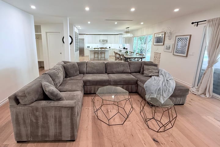 Hilltop 4bds+studio W\ Pool&jac In Woodland Hills - Calabasas, CA
