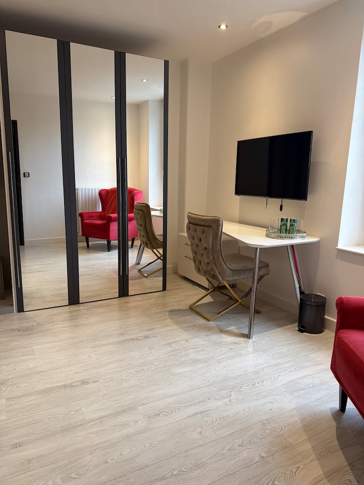 Chumba kizuri sana cha m² 25, kilichopambwa kwa mtindo wa kisasa. Ina kitanda cha ukubwa wa king, kabati la nguo. Sehemu ya kufanyia kazi iliyo na dawati na kiti chenye starehe, runinga, pamoja na eneo la kukaa lenye kiti zuri jekundu.