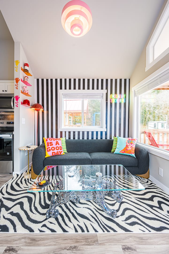 Rainforest Tiny Home Retreat Abstract Modern - 포크스