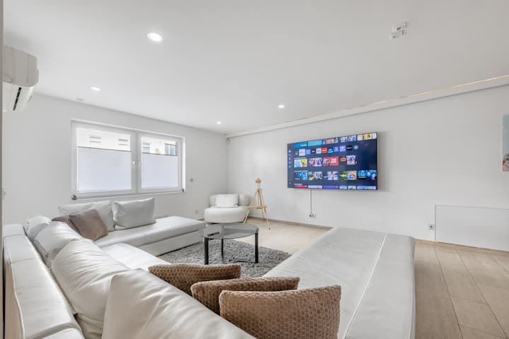Luxus Villa Mit Privat Pool Sauna Spa & Parkplatz - Düsseldorf