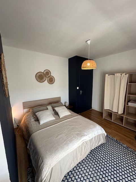 Habitación cocooning tranquila con una cómoda cama doble y grandes espacios de almacenamiento. Un espacio acogedor ideal para descansar después de un día de visita o trabajo. Impresionantes vistas a los tejados y al macizo del Sancy.