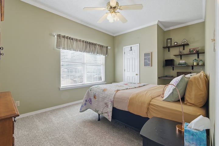 Een speciale bureauhoek met rekken biedt een functionele werkruimte, perfect voor werken op afstand of rustige planning tijdens je verblijf.