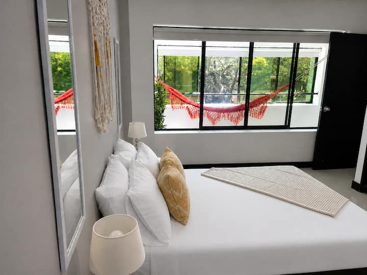 Apartamento Con Balcón En Zona Rosa Laureles 301 - 麥德林