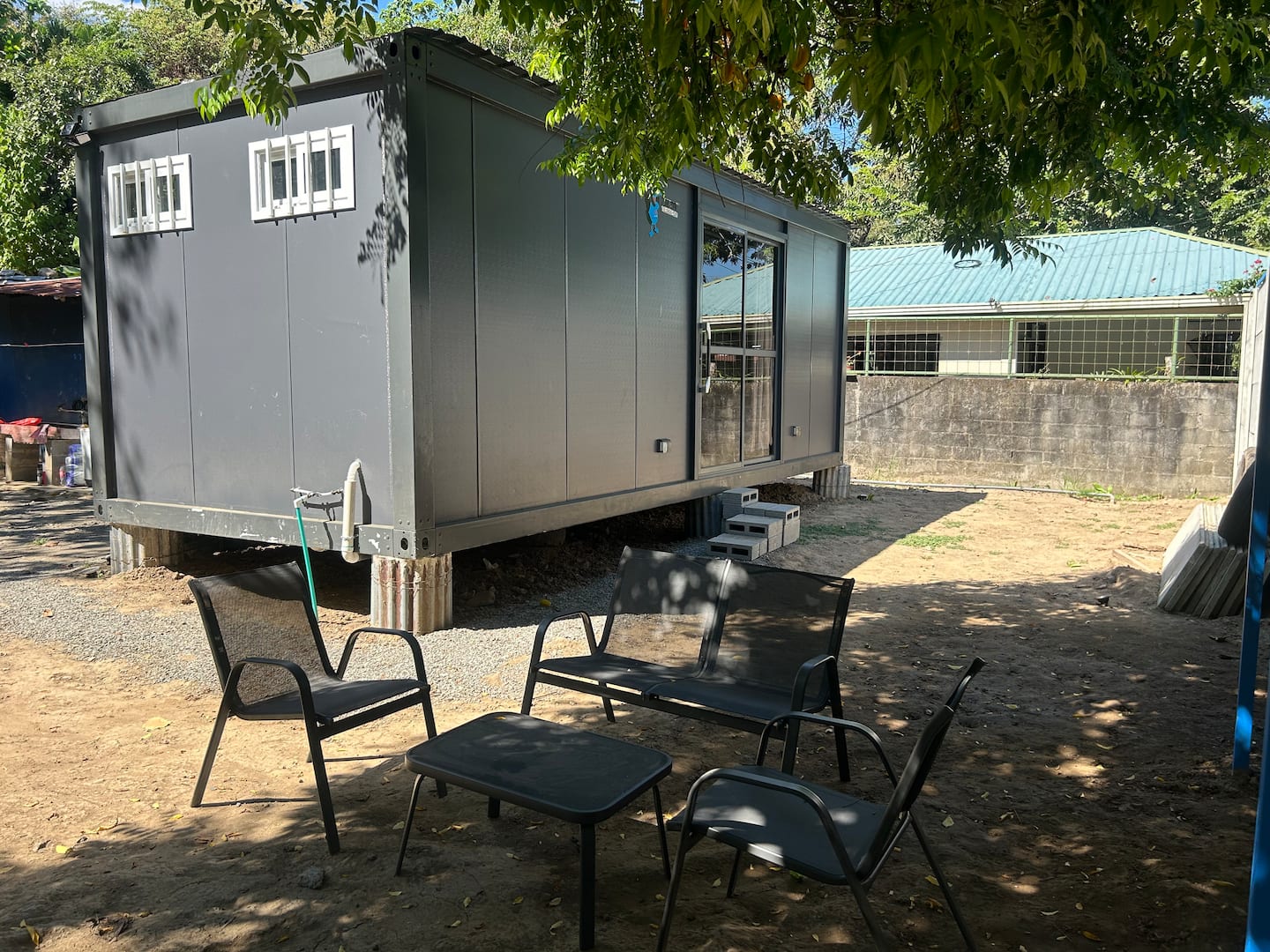 Hostal Wolf — exterior con zona de descanso