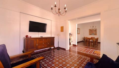 Anuncio de Airbnb popular: The Marplatense Chalet one block from the ocean en Parque Luro