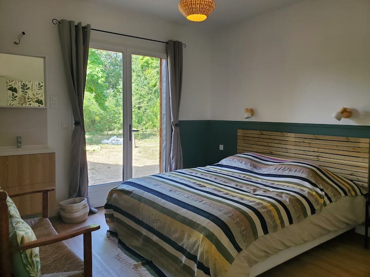 Glavna spavaća soba – krevet 160 x 200 cm (može se pretvoriti u 2 x 80 x 200 cm) s prostorom za umivaonik i izlazom u vrt