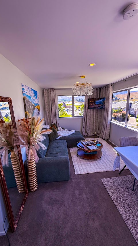 Top performing Airbnb: Private Elevated Retreat with Cosy Mountain Views in Lake Hayes Estate Shotover Country