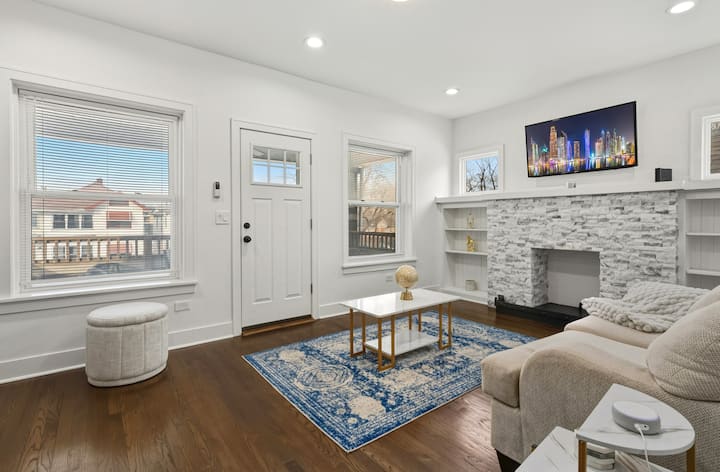 Luxury Three Bedroom Condo, Near Downtown Chicago - Brookfield, IL