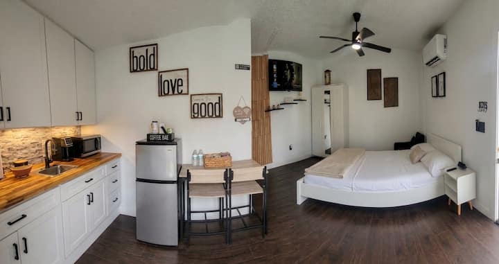 Private Suite Independent Entrance, All Amenities - Kissimmee, FL