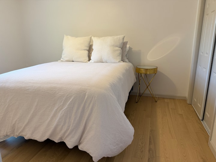 第二间卧室配有标准双人床、衣柜和小书桌

2026年购买的床垫：

Beautyrest PressureSmart™ 2.0毛绒枕头顶部13.75英寸床垫