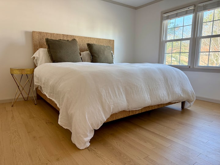 宽敞的卧室，配备加大双人床和2张衣柜

2026年购买的床垫：

Beautyrest PressureSmart™ 2.0毛绒枕头顶部13.75英寸床垫