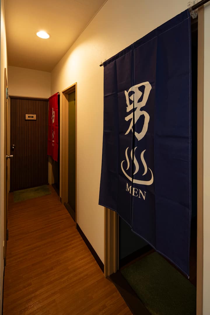 男女に分かれたシャワールーム。