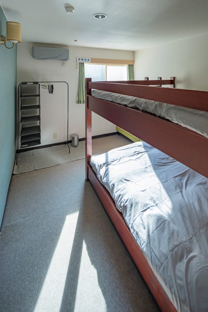 超特大2段ベット。大人でも、上下2名づつは寝ることが可能です。