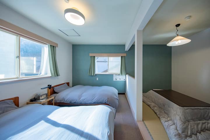 シングルベット×2台、4人用こたつ。