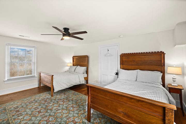 საძინებელში, რომელიც მეორე სართულზეა, დაგხვდებათ ერთმანეთს შესაბამისი ორადგილიანი საწოლები, ხის კომოდი სარკით, სავარძელი, ხოლო დერეფანში მდებარე საერთო აბაზანა‑ტუალეტი მარტივად ხელმისაწვდომია.