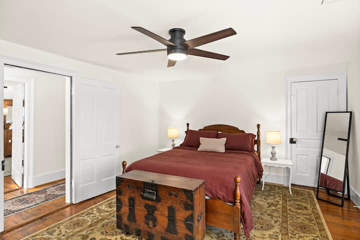 მეორე სართულზე მდებარე საძინებელში დგას საწოლი 152×203 სმ ზომის ლეიბით, ტუმბები სანათებით, სრულმეტრაჟიანი სარკე, ხის სკივრი და სამუშაო მაგიდა. საერთო სივრცეა დერეფანში მდებარე აბაზანა‑ტუალეტი.