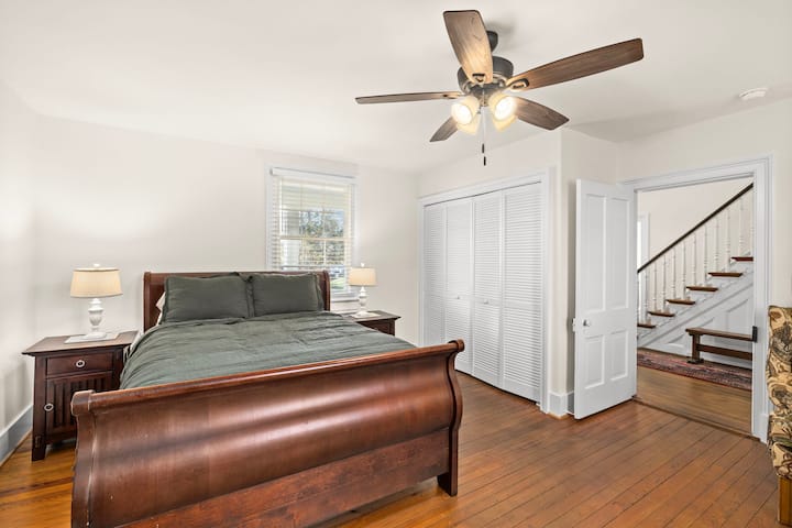 პირველ სართულზე მდებარე საძინებელს აქვს 152×203 სმ ზომის საწოლი, კომფორტული სავარძელი და ბუხრის დეკორატიული თარო, რაც მას კლასიკური ხიბლითა და სიმყუდროვით ავსებს.