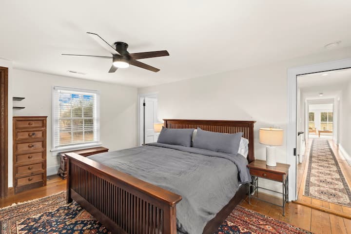 მეორე სართულზე მდებარე მთავარ საძინებელს აქვს 183×213 სმ ზომის საწოლი, ცალკე სააბაზანო, კომოდი, სავარძელი და ტელევიზორი ბრტყელ ეკრანით. აქ გექნებათ საკმარისი სივრცე, კომფორტი, კონფიდენციალურობა და ყველა საჭირო პირობა.