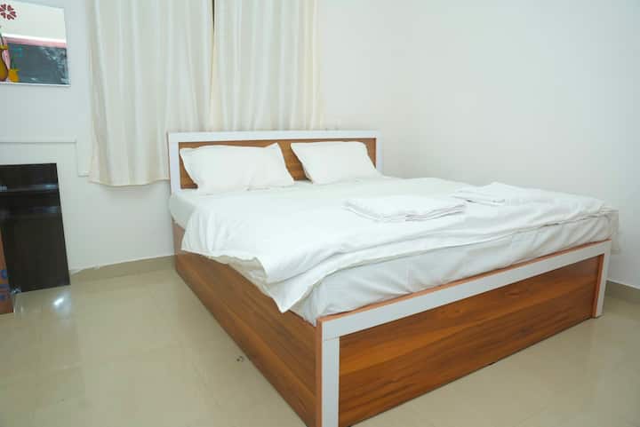 Privatna spavaća soba s bračnim krevetom (širine 180 – 200 cm)