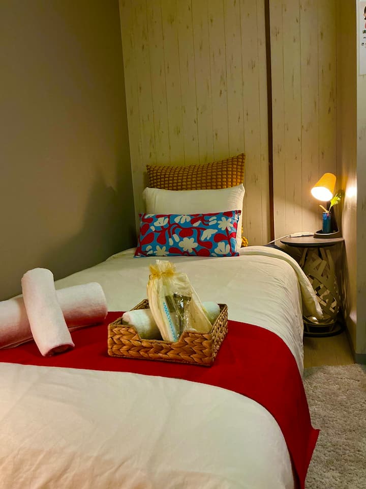 Habitación privada con dos camas individuales en el segundo piso, baño en el segundo piso

Este dormitorio privado en el segundo piso con 2 cómodas camas individuales es perfecto para amigos, hermanos o viajeros que quieran dormir separados.

Se proporciona en la habitación:

* ️ 2 cómodas camas individuales
* Lámpara de lectura junto a la cama
* Asientos cómodos con mesa auxiliar
* Diseño acogedor de estilo japonés para crear un ambiente de estancia relajado y relajante

El diseño de una puerta separada permite que cada viajero tenga su propio espacio para descansar, con comodidad y privacidad, ideal para familias o grupos de personas.