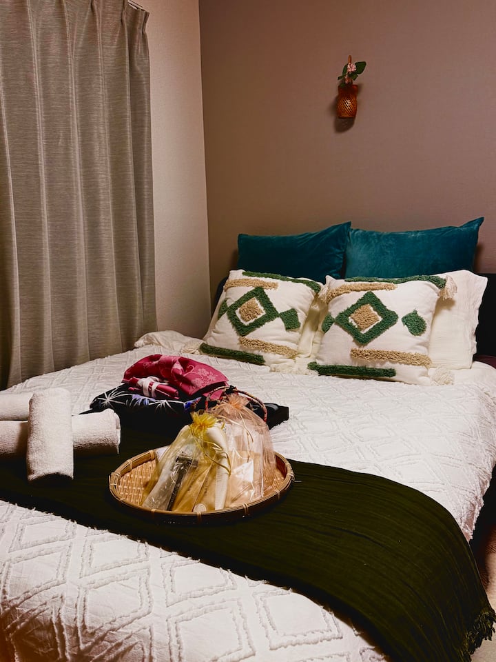 El dormitorio principal en el segundo piso es una habitación privada e independiente, equipada con una cómoda cama grande, que ofrece un espacio de descanso tranquilo y confortable.

Si es necesario, se puede agregar un sofá cama individual en la habitación, con capacidad para un máximo de 3 huéspedes, lo que la hace ideal para parejas, familias pequeñas o grupos de amigos.

Configuración de la habitación:

* 1 cama matrimonial
* Se puede agregar 1 sofá cama individual (capacidad máxima para 3 personas)
* Habitación privada con buena privacidad, también hay un baño privado en el segundo piso
* Acogedora y confortable, para disfrutar de una estancia tranquila
* En invierno, la cama matrimonial cuenta con un edredón de plumas
