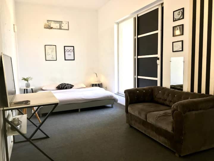 专为休息和提高工作效率而设计—奢华柔软的床上用品、干净的白色床单和以艺术为主导的工作空间。