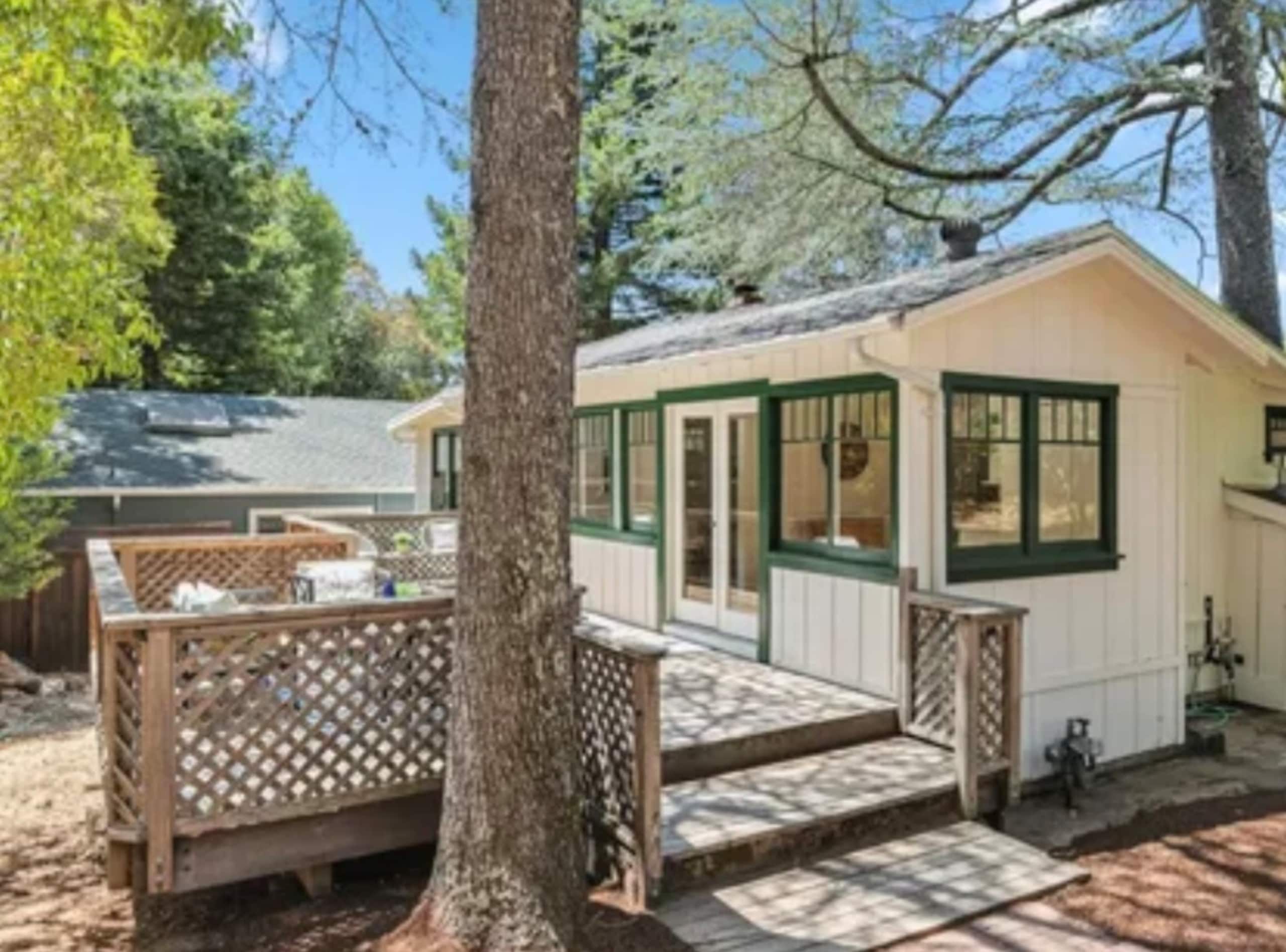 Woodland retreat, 3 blocks from town center - Photo 6