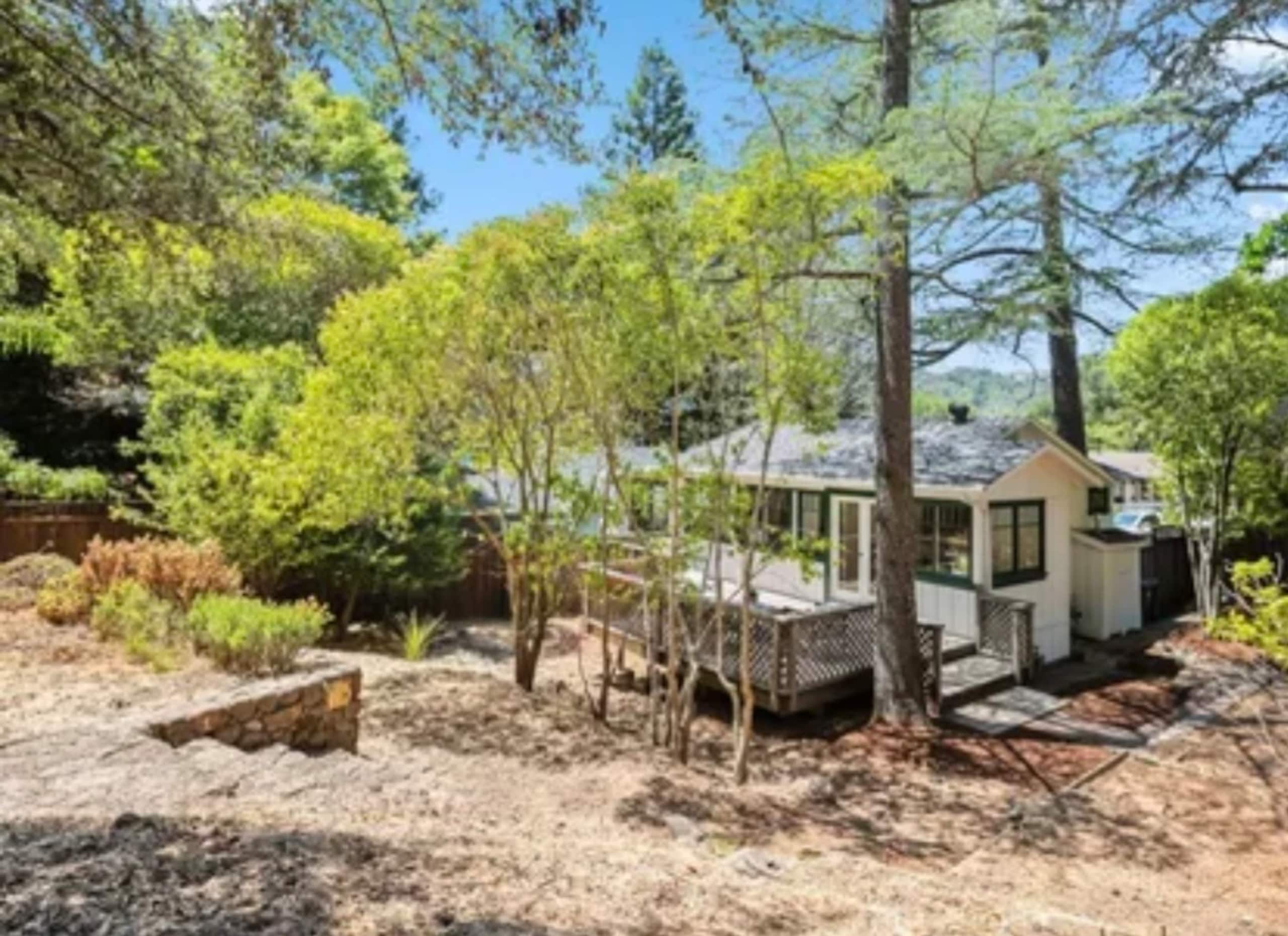 Woodland retreat, 3 blocks from town center - Photo 8