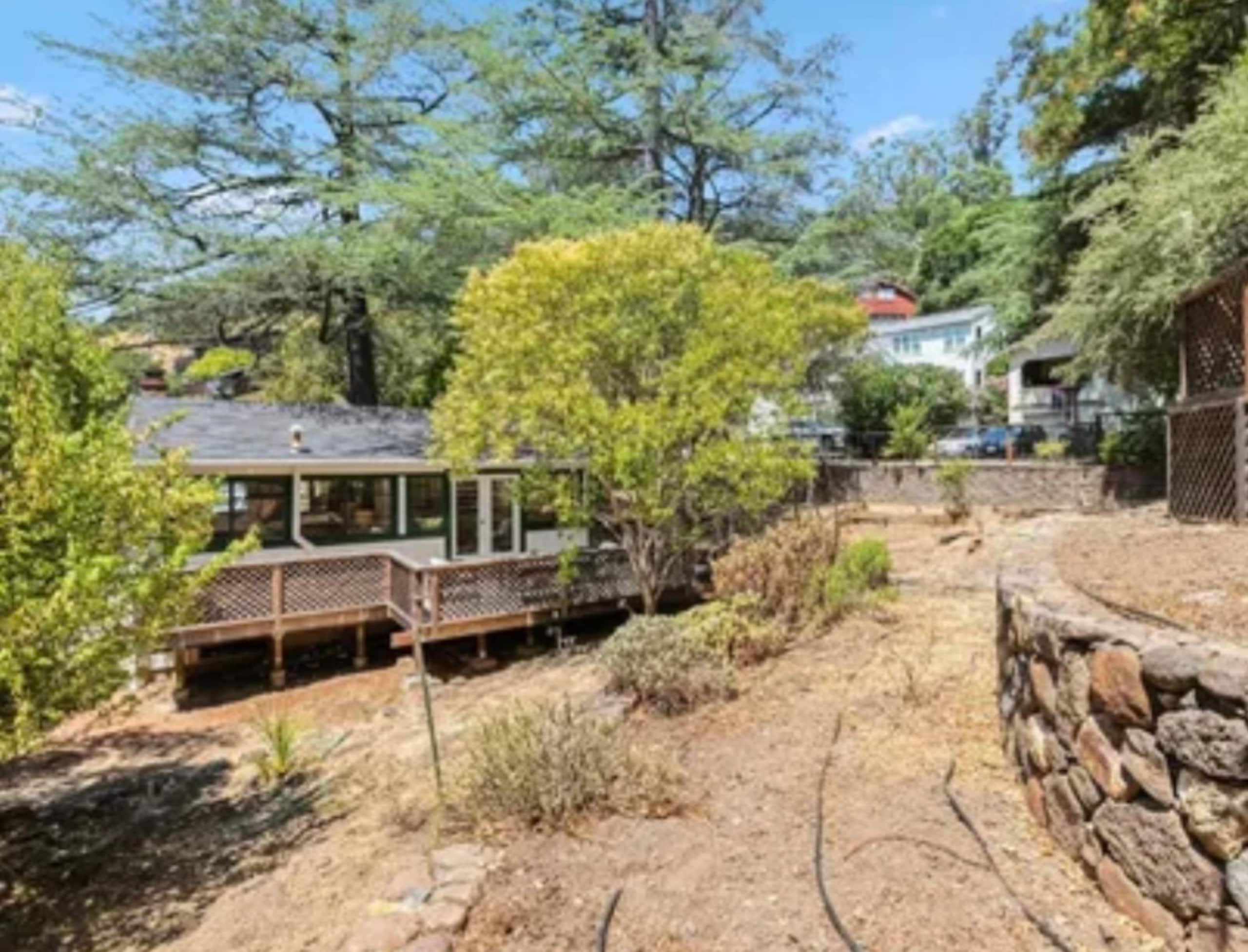 Woodland retreat, 3 blocks from town center - Photo 7