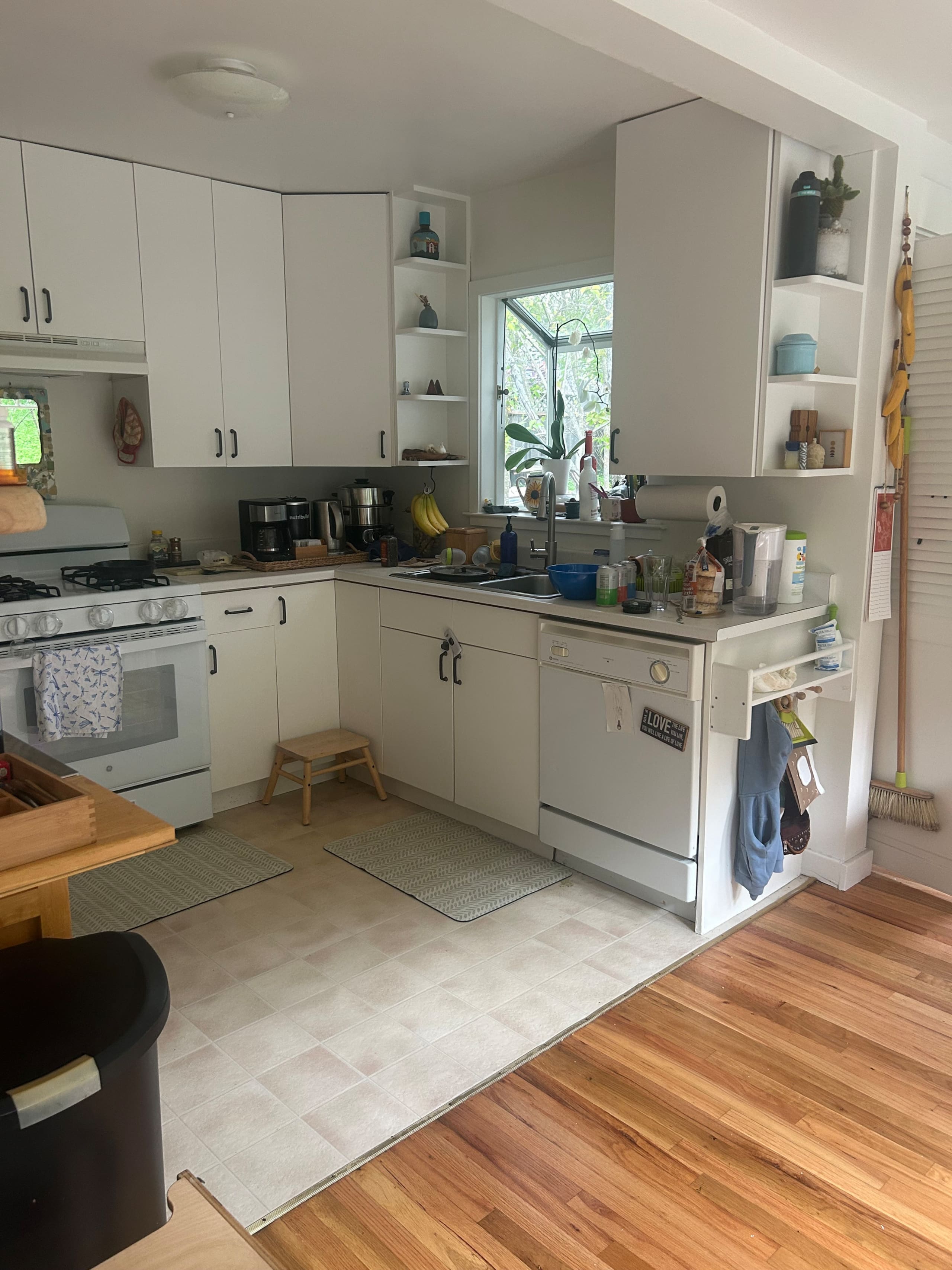 Woodland retreat, 3 blocks from town center - Photo 3