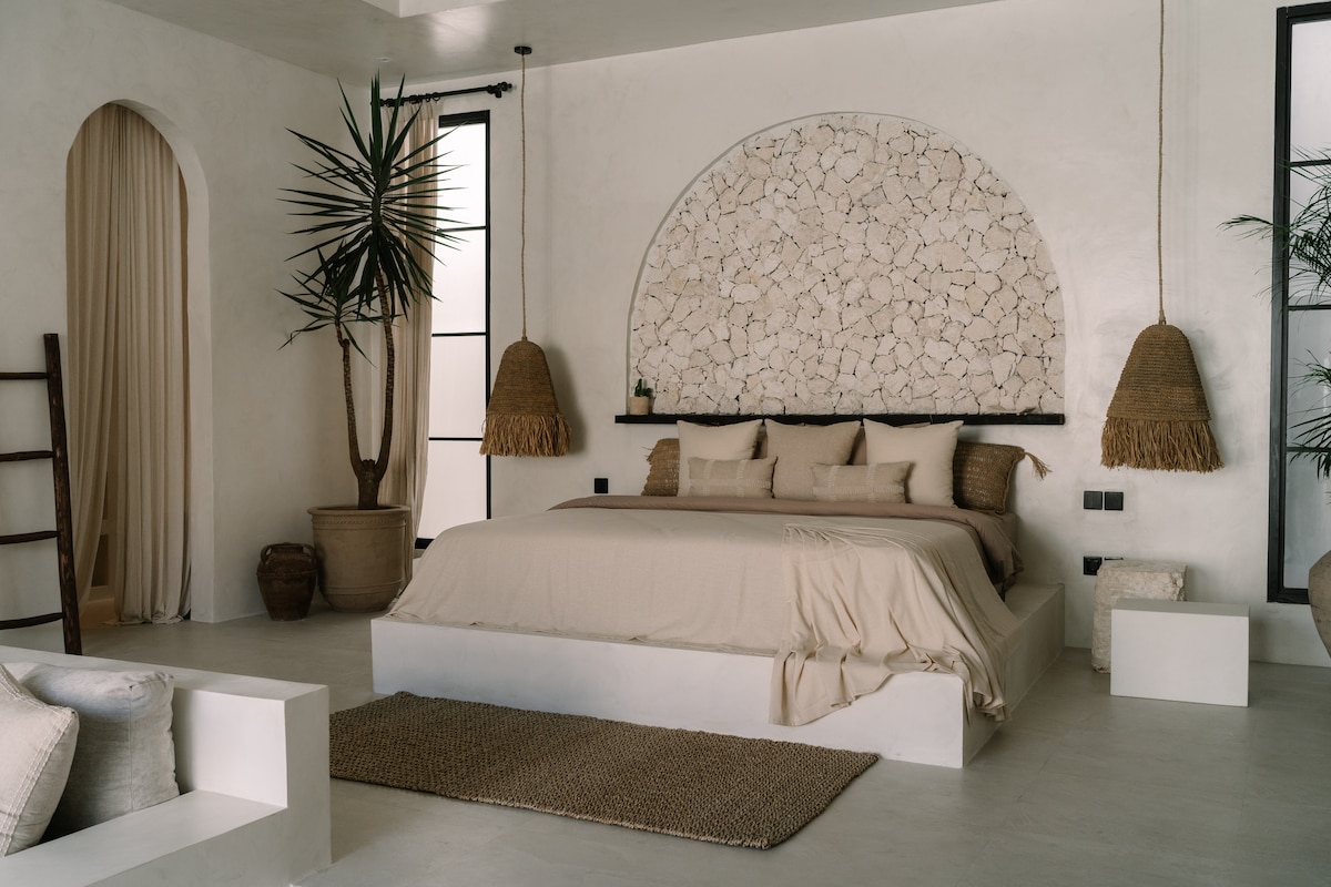 Home in South Kuta · ★4.89 · 1 bedroom · 1 bed · 1 bath, Airbnb-Vergleich