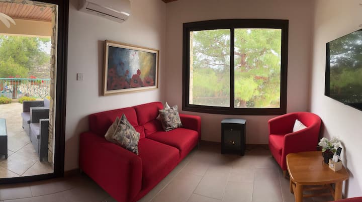 Vineyard Vista · Stone Villa With Mountain Views - Лофу