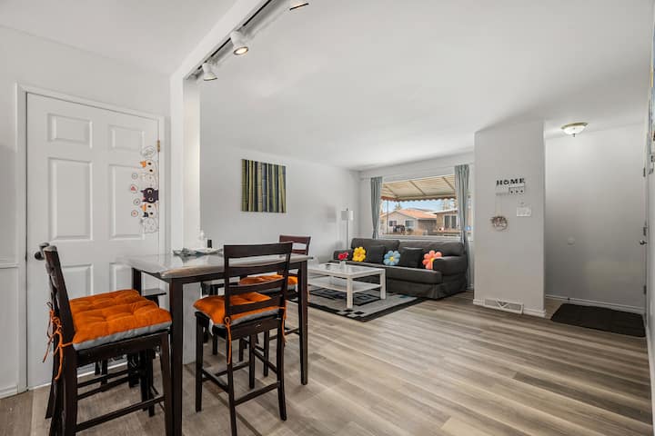 Private 3br Main Floor • 2 Parking • Near Downtown - Calgary