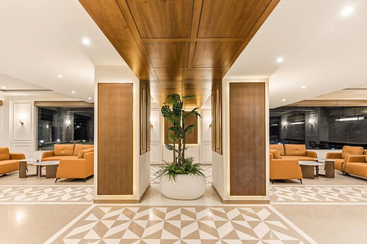 Superior With Balcony-a Haven Of Refined Luxury - カンニヤークマリ
