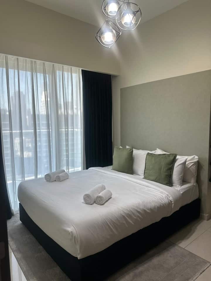 Удобна, добро дизајнирана спална соба со плишан кревет, свежа постелнина, нежно осветлување и спокоен амбиент – идеално за мирен ноќен сон.