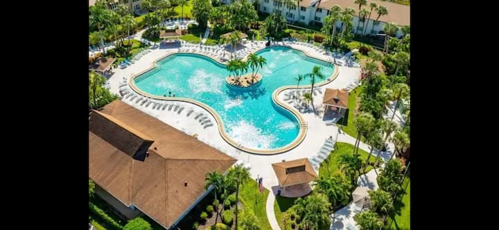 Huge Pool. Lake View - Naples