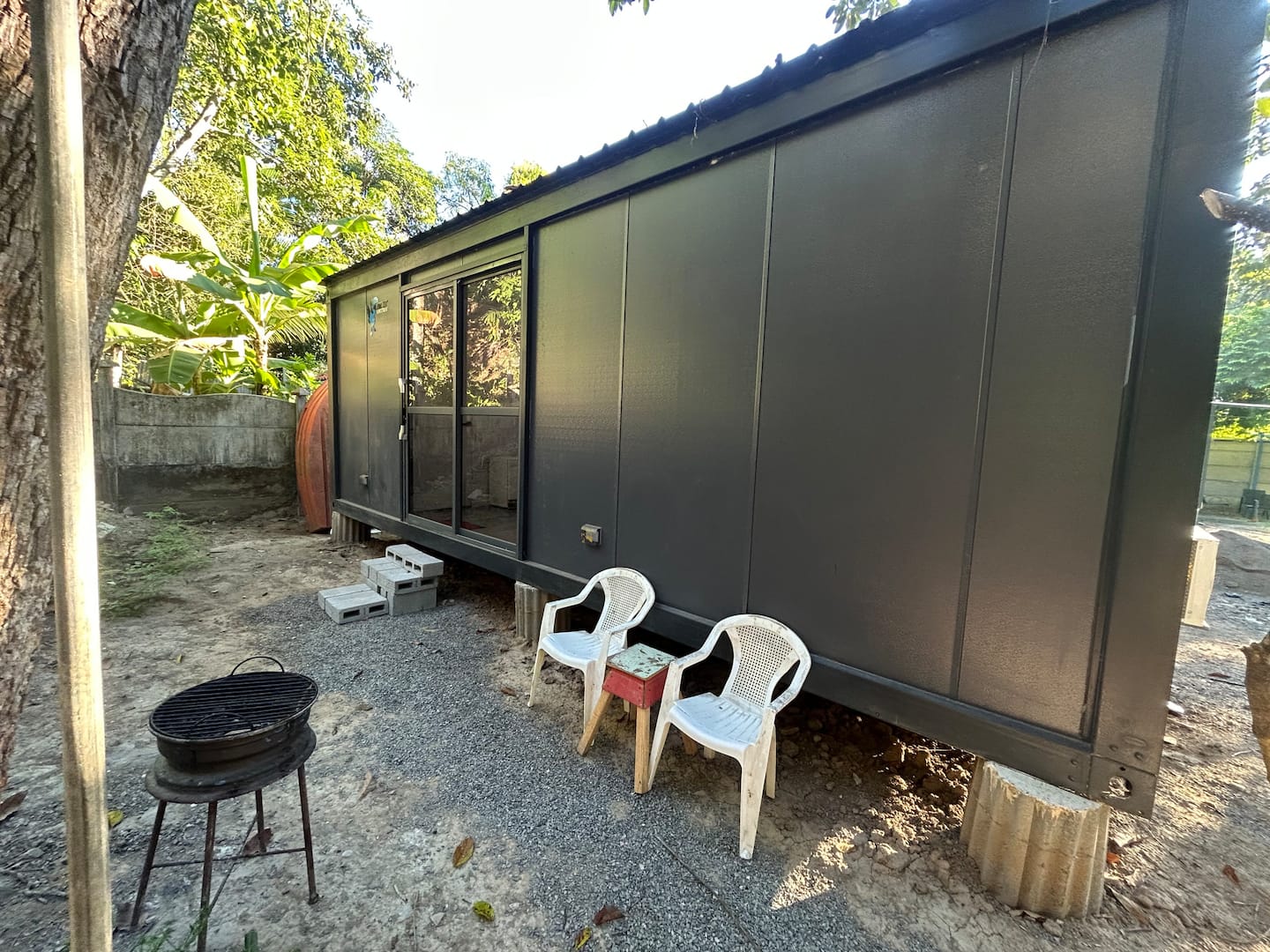 El Chorro Home — exterior contenedor marítimo con jardín